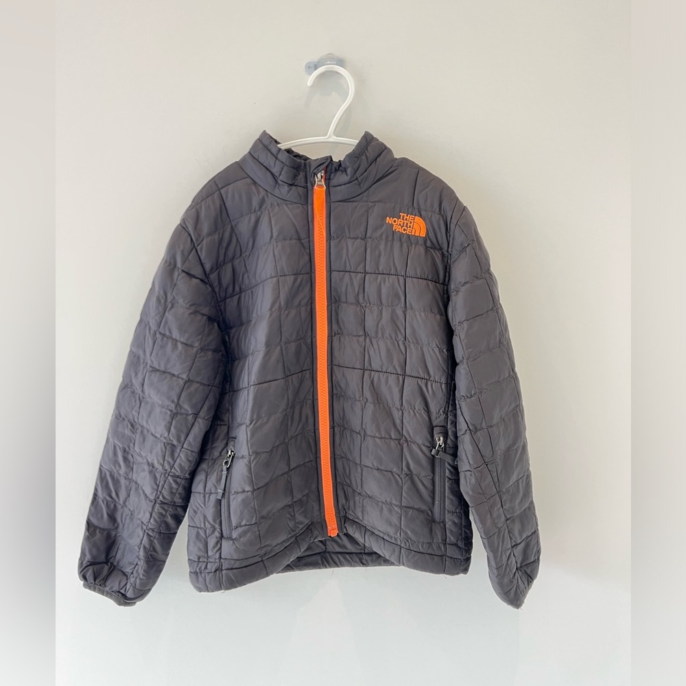 The NorthFace thermoball quilted jacket 
Size 6